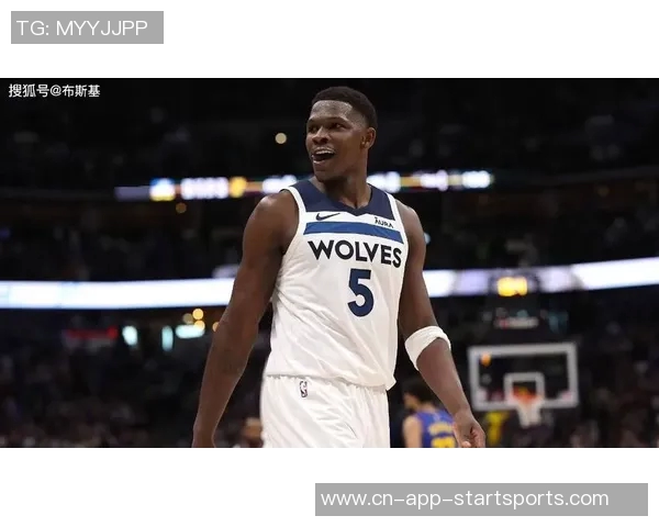 爱德华兹精彩突破拉杆换手上篮展现超强观赏性引发全场欢呼 爱德华兹精彩突破拉杆换手上篮展现超强观赏性引发全场欢呼